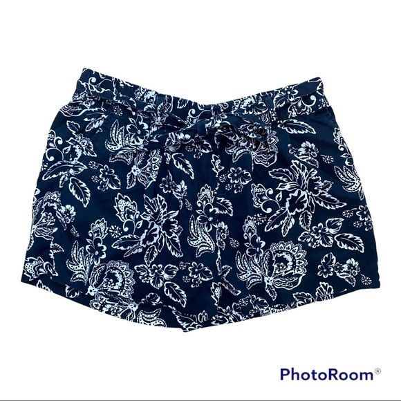 SOLD LOFT Black Floral Pleated Pull On Shorts - Picture 9 of 10